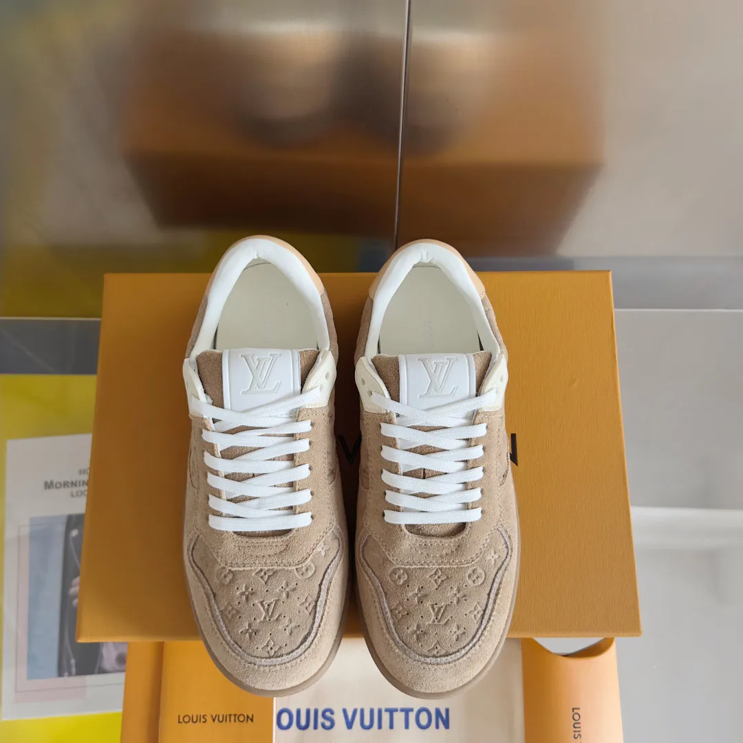 👟👟Ex-factory price 740👟👟 Top version LV Louis Vuitton L House Donkey Brand Stadium Series Casual Sports Shoes White Shoes Dexun Shoes Original purchase, development and production LV Stadium sports shoes are soft cow leather partially embossed with Monogram patterns, reproducing the retro design trend. Monogram canvas trim and toe perforations bring together exquisite details, the tongue is decorated with LV letter label, and the outsole depicts the Louis Vuitton logo. Exquisitely packaged at the delivery counter🛍📦 ▪️ Fabric: Original imported first-layer cowhide ▪️ Lining: Original imported soft sheepskin lining ▪️ Sole: Original open-molded non-slip rubber outsole ▪️ Bottom thickness: 3CM ▪️ Size: Women's 35-41